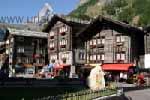 Kirchplatz von Zermatt mit restaurierten Walser-Häusern