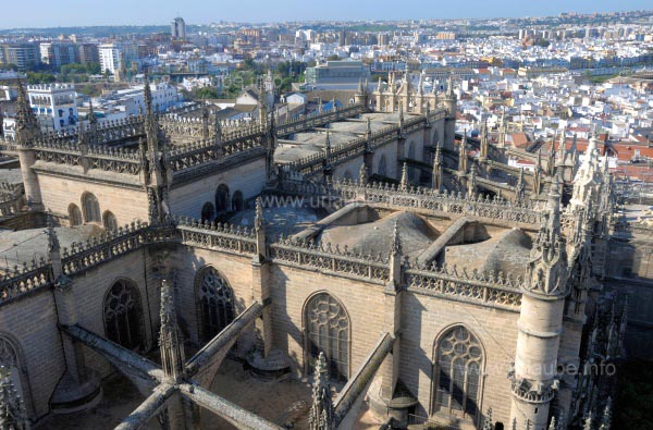 Blick von der Giralda &uuml;ber die Kathedrale und Sevilla