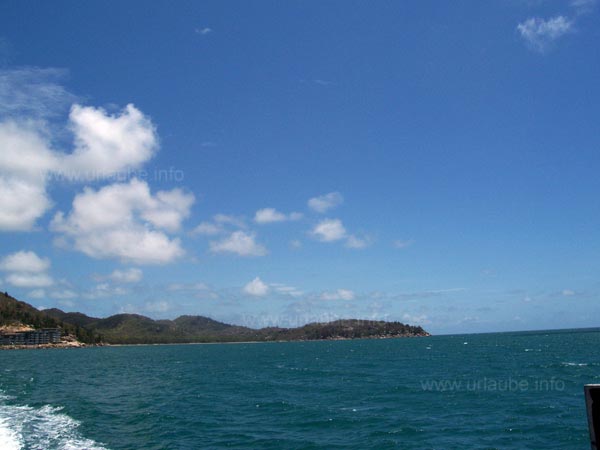 Blick auf die Koala Insel Magnetic Island von dem Boot aus