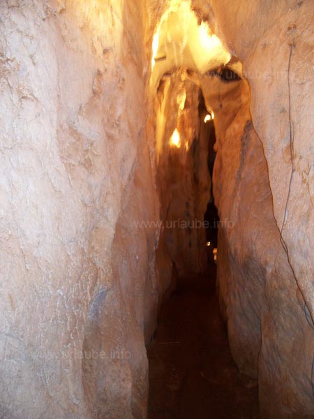 Schmaler Durchgang in der H&ouml;hle