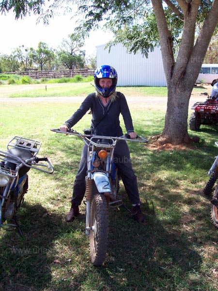 Simy ohne F&uuml;hrerschein auf Motocrosstour durchs Outback