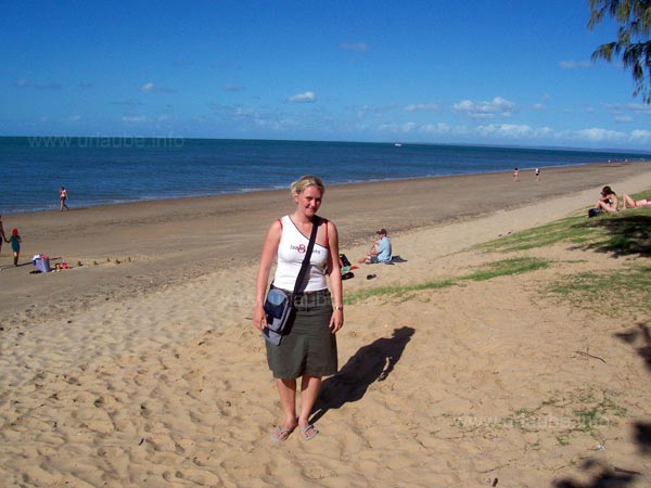 Simy am endlosen Sandstrand von Hervey Bay