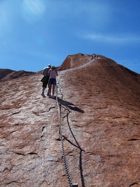 Steiler Aufstieg auf den Ayers Rock