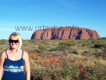 Simy vor dem Ayers Rock