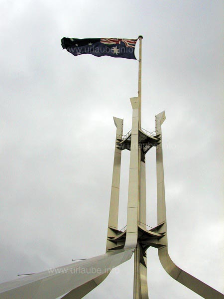 &Uuml;ber dem Parlament weht die australische Flagge 