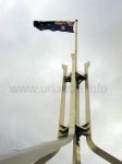 Über dem Parlament weht die australische Flagge 
