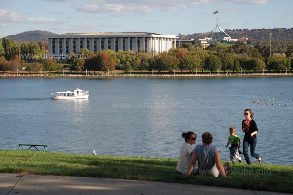 Blick auf das australische Parlament (rechts im Bild)