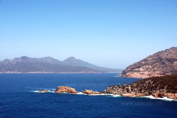 Blick auf Wineglass Bay und die beeindruckenden Granitberge