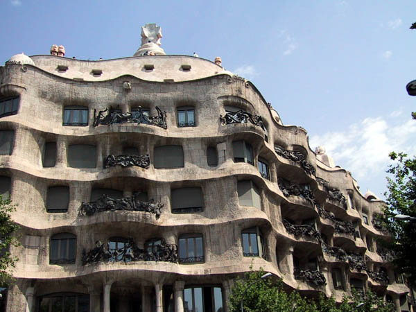 Das Casa Milà von außen