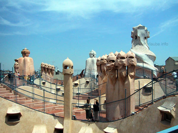Die bizarren Schornsteine auf dem Dach des Casa Milà