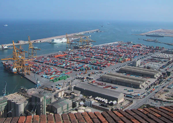 Blick auf den Industriehafen vom Gipfel des Montjuc aus