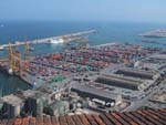 Vue sur le port industriel à partir du sommet de Montjuc