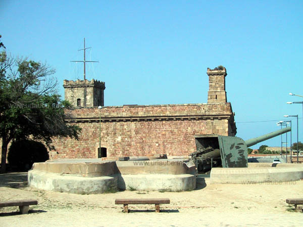Das Castell de Montjuc und eine der zahlreichen Kanonen auf dem Berg