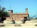 Le fort romain de Montjuc et une de plusieurs canons sur la montagne