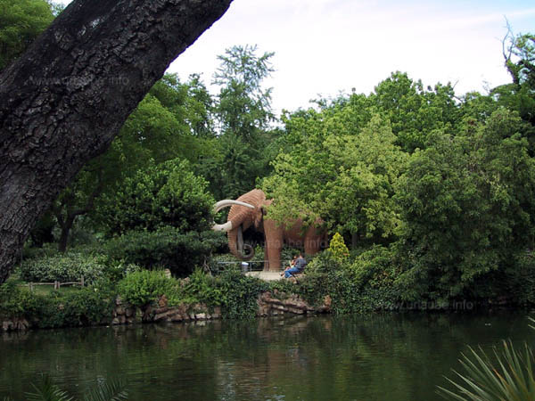 Ein kleiner See inmitten des Parkes