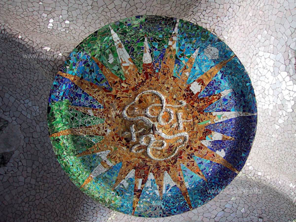 Mosaik an der Decke der Säulenhalle
