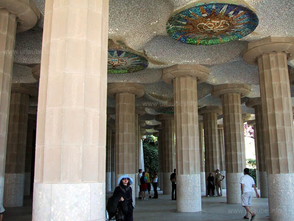 Die Säulenhalle im Parc Güell