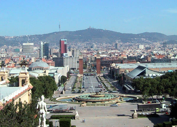 Der Plaça d\'Espanya vom Palau Nacional aus gesehen