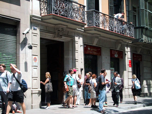 Frischluft-Schnappen in der Pause vor dem Schulgebäude