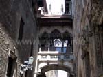 Un formidable croisement entre les rangées de maisons à Barri Gòtic