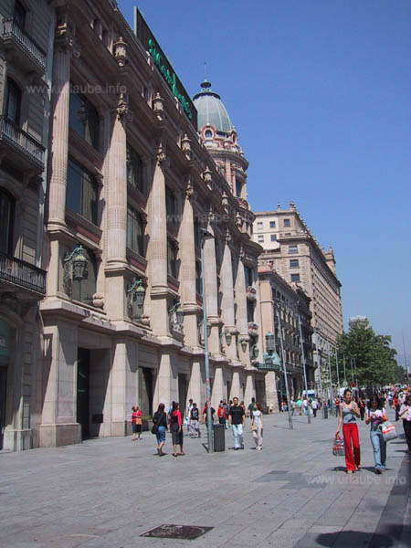 Das Kaufhaus El Corte Inglés in der Fußgängerzone Portal de l\'Angel
