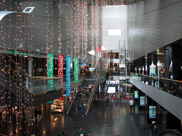 Die große Shopping Mall Maremagnum am Port Vell