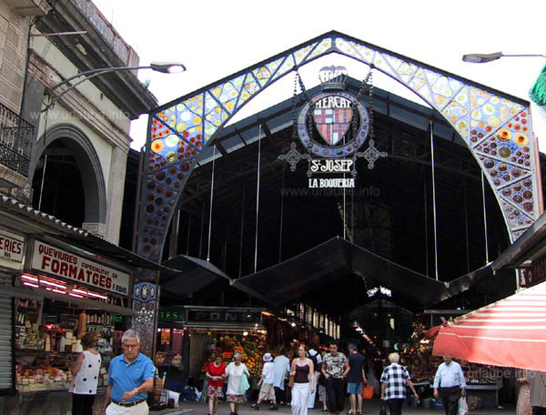 Der riesige Markt Mercat La Boqueria an der Rambla
