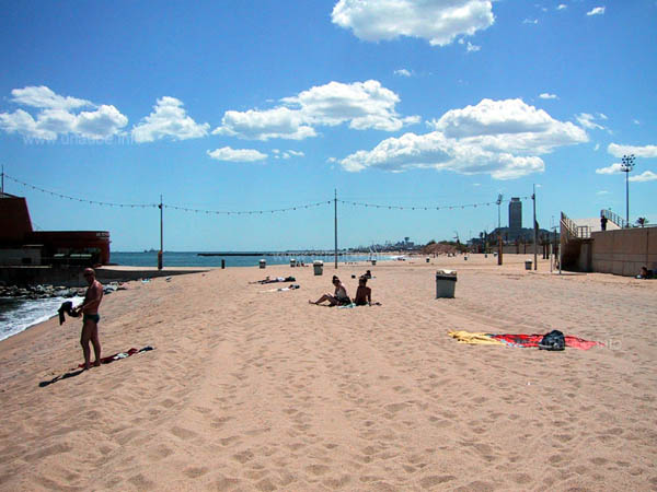 Der herrliche Strand Mar Bella Nova während der Woche