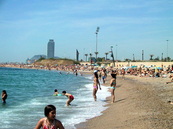 Der Strand Mar Bella am Wochenende