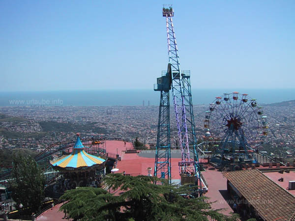 Der Vergnügungspark Tibidabo mit dem Stadtpanorama von Barcelona