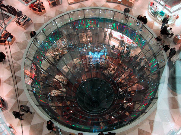 Riesiger Glas-Trichter im Kaufhaus Lafayette