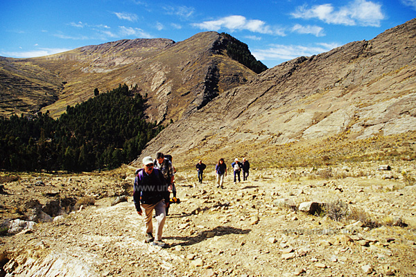 &Uuml;ber wegloses Gel&auml;nde geht es schwei&szlig;treibend bergauf zum ersten Pass des Tages