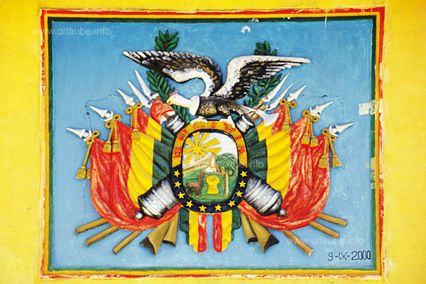 Das farbenfrohe Wappen &uuml;ber der Eingangst&uuml;r der Schule