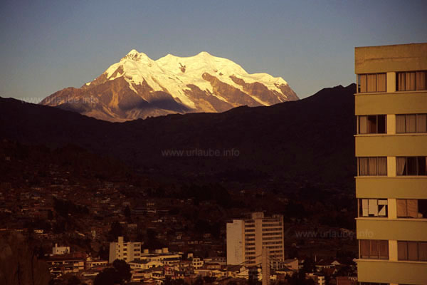 &Uuml;ber der Millionenstadt La Paz thront der Illimani im Abendlicht