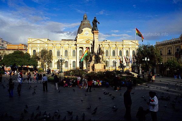 Das Parlamentsgeb&auml;ude an der Plaza Murillo