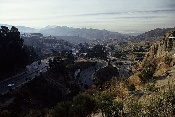 Blick &uuml;ber die unteren Stadtteile von La Paz, links oben ist das Schwimmstadion zu erkennen