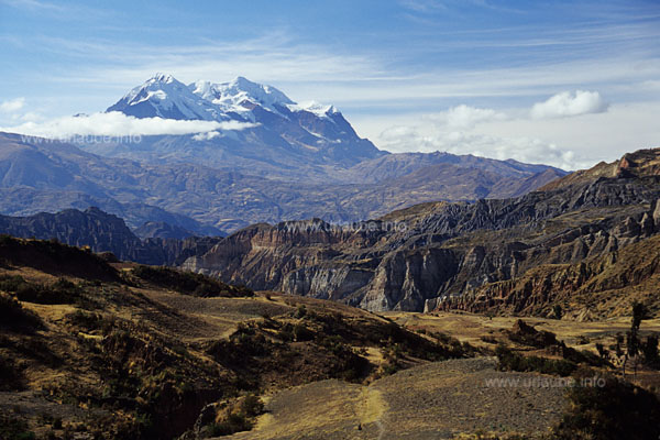 Der gewaltige Illimani &uuml;ber dem Palca Canyon vom Animaspass gesehen
