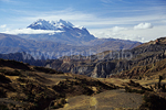 Der gewaltige Illimani über dem Palca Canyon vom Animaspass gesehen