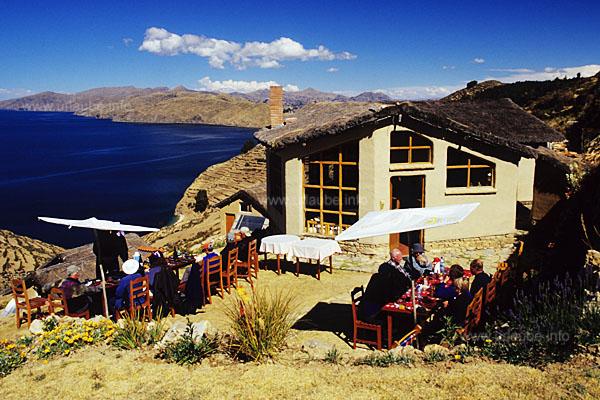 Die Ecolodge La Estancia mit dem Hauptgeb&auml;ude. Links davon ist eines der G&auml;steh&auml;uschen mit der Solaranlage neben der T&uuml;r zu sehen.
