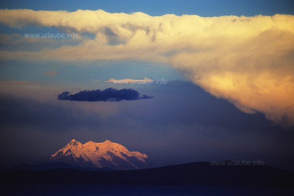 In 180 Kilometer Entfernung leuchtet der Illimani im Abendlicht.