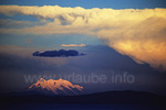 In 180 Kilometer Entfernung leuchtet der Illimani im Abendlicht.