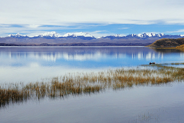 &Uuml;ber der weiten Seefl&auml;che erhebt sich die Cordillera Real