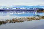 Über der weiten Seefläche erhebt sich die Cordillera Real