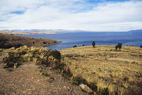 Blick zur&uuml;ck zum Winaymarka-See, rechts verla&auml;uft die Grenze zu Peru