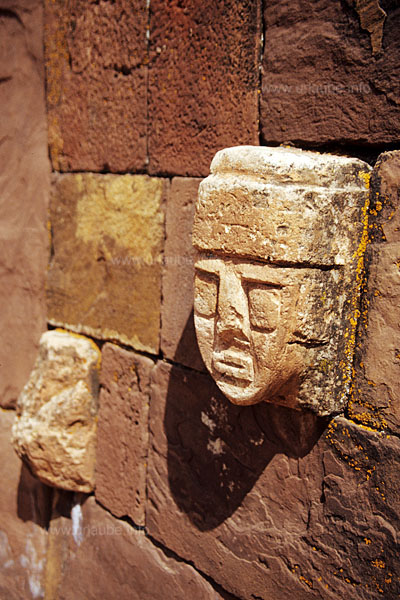 Feinste Steinmetzarbeiten sind typisch f&uuml;r die Kultur von Tiwanaku, hier im Templete Semisubterr&aacute;neo