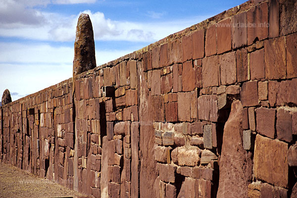 Die nachgebaute Au&szlig;enmauer der Kalasasaya, gut zu erkennen auch einer der originalen Andesitpfeiler