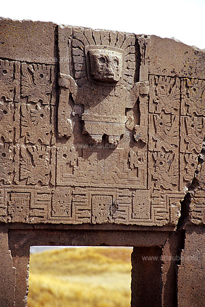 Der Sch&ouml;pfergott Wiracocha in der Mitte des Sonnentores, gut zu erkennen auch die Wiracocha-Diener