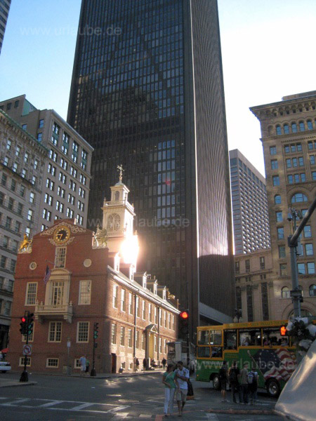 Das Old State House ist heute von den Hochh&auml;usern des modernen Bostons umgeben
