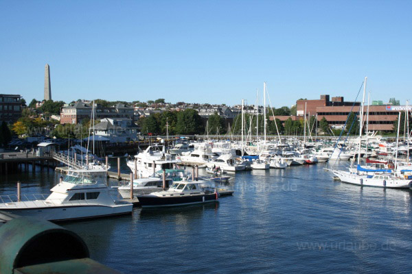 Ein Blick auf den Yachthafen in Charlestown mit dem Bunker Hill Monument im Hintergrund