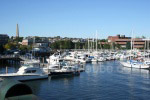 Ein Blick auf den Yachthafen in Charlestown mit dem Bunker Hill Monument im Hintergrund